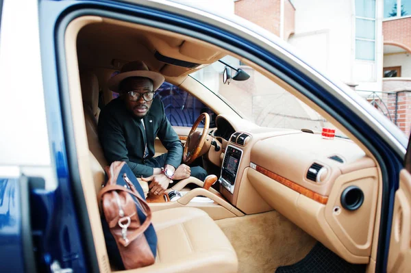 Stylowy czarny człowiek siedzący za kierownicą samochodów luksusowych. Rich — Zdjęcie stockowe