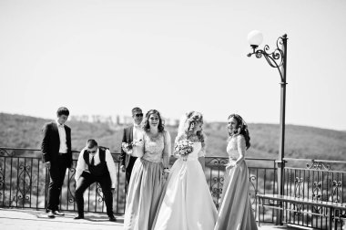 Düğün çifti ile mavi nedime elbiseler ve en iyi adamın ha