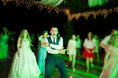 Damat Düğün partide mutlu çılgın dans.