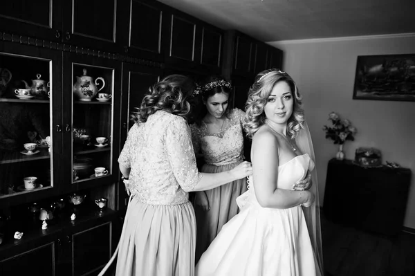 Damas de honor y novia preparándose en la habitación en la mañana de la boda . —  Fotos de Stock