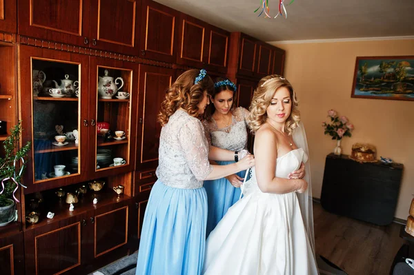 Damas de honor y novia preparándose en la habitación en la mañana de la boda . —  Fotos de Stock