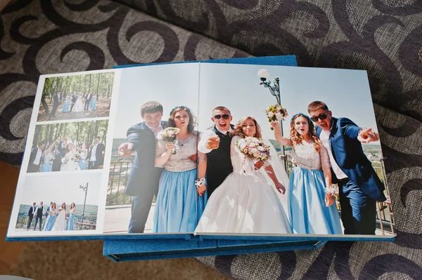 Páginas abertas de livro de fotos de casamento e álbum — Fotografia de Stock