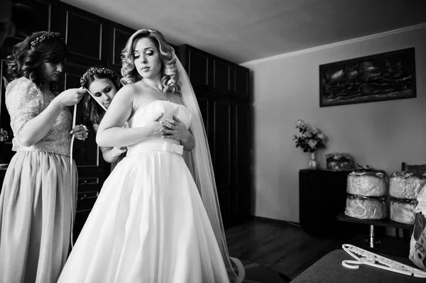 Koszorúslányok és a menyasszony készül a szobaszerviz reggel esküvői. — Stock Fotó