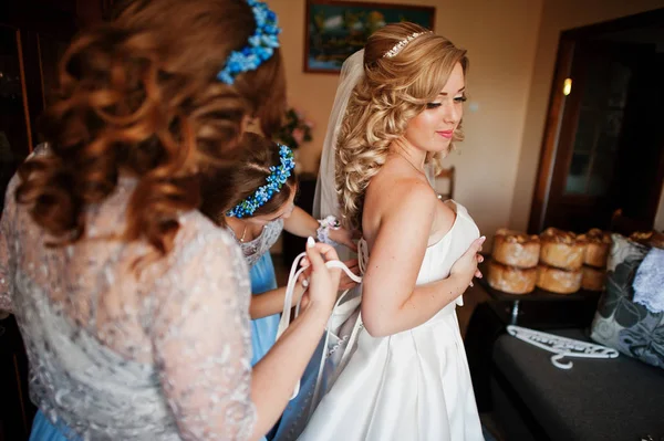 Brautjungfern und Braut bereiten sich am Hochzeitsmorgen im Zimmer vor. — Stockfoto