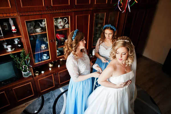 Damas de honor y novia preparándose en la habitación en la mañana de la boda . —  Fotos de Stock