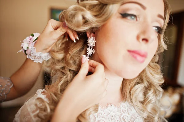 Dama de honra e noiva se preparando no quarto na manhã do casamento . — Fotografia de Stock