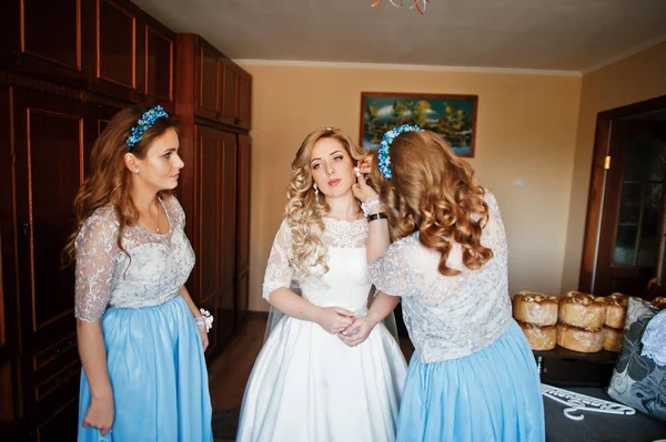 Dama de honra e noiva se preparando no quarto na manhã do casamento . — Fotografia de Stock