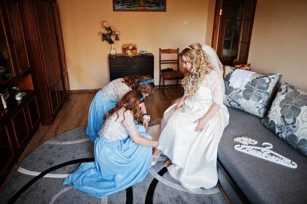 Družičky a nevěsta připravuje na pokoj na svatební ráno. — Stock fotografie
