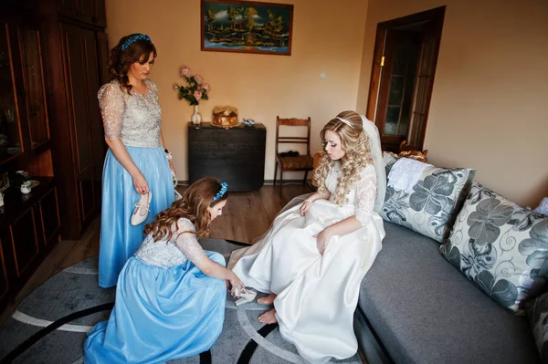 Damas de honor y novia preparándose en la habitación en la mañana de la boda . —  Fotos de Stock