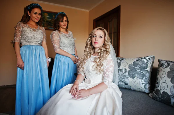 Damas de honor y novia preparándose en la habitación en la mañana de la boda . —  Fotos de Stock