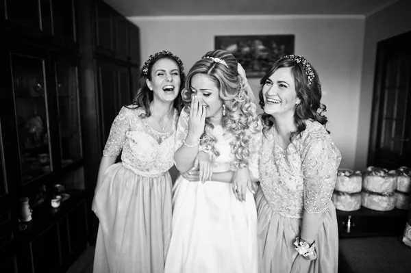 Damas de honor y novia preparándose en la habitación en la mañana de la boda . — Foto de Stock