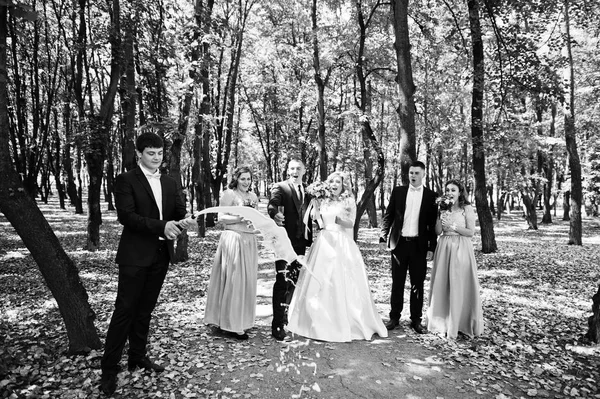 Esküvői pár kék koszorúslány ruhák és legjobb mans hektár — Stock Fotó