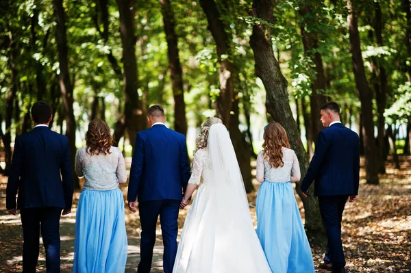 Bröllopsparet med tärnor på blå klänningar och mans bästa ha — Stockfoto