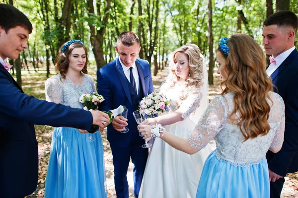 Casamento casal com damas de honra em vestidos azuis e melhores mans ha — Fotografia de Stock