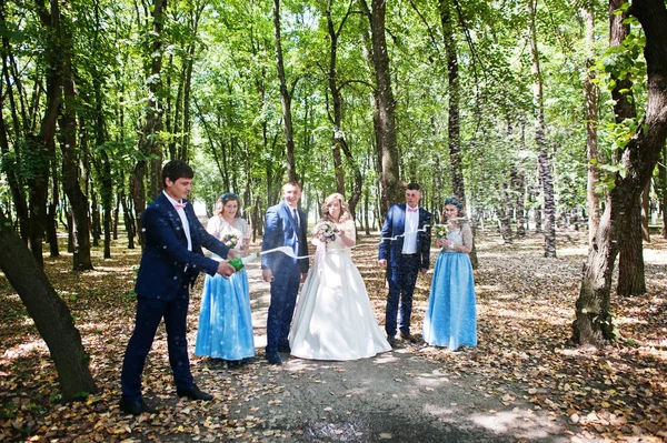 Para ślub z druhny na niebieski sukienki i najlepiej mans ha — Zdjęcie stockowe