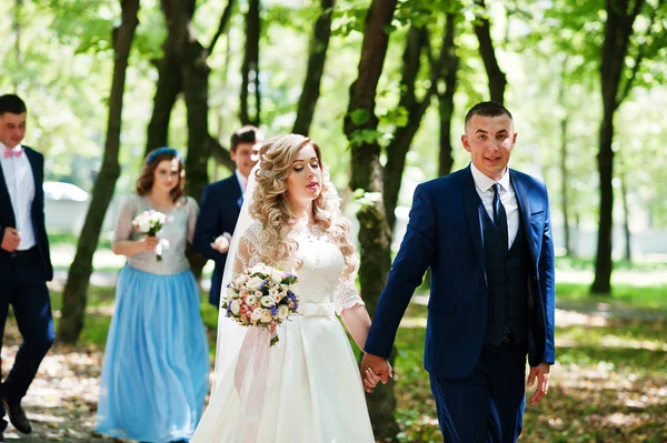 Hochzeitspaar mit Brautjungfern auf blauen Kleidern und besten Männern — Stockfoto