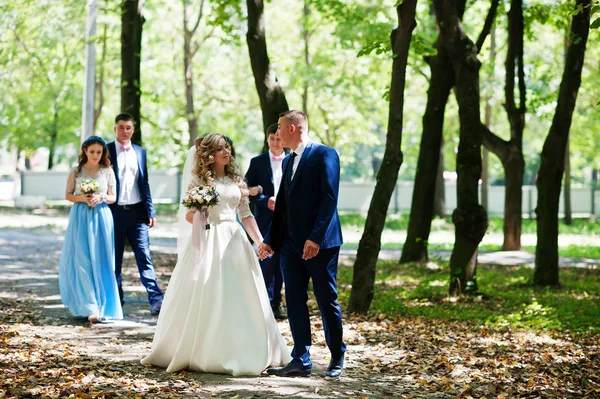 青のブライドメイドと一緒に結婚式のカップルのドレスし、最高マン ha — ストック写真