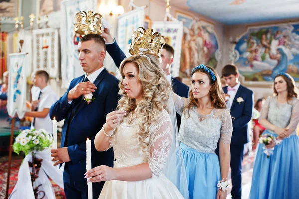 Para ślub z druhny na niebieski sukienki i najlepiej mans w — Zdjęcie stockowe