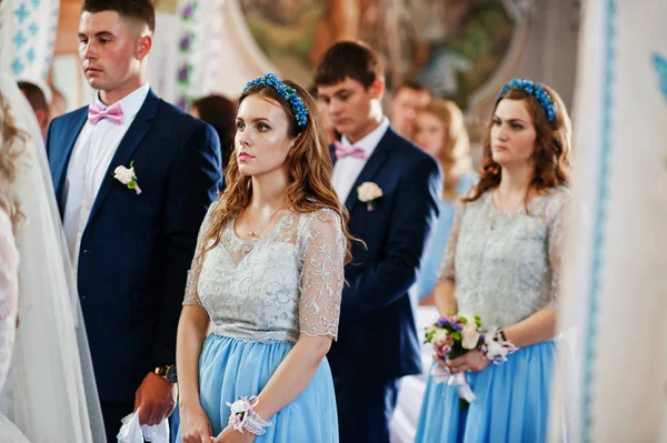 Svatební pár s družičky na modré šaty a nejlépe mans na — Stock fotografie