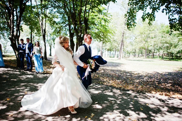 Coppia di sposi con damigelle d'onore su abiti blu e migliori uomini ha — Foto Stock
