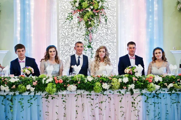 Pareja de boda con damas de honor en vestidos azules y los mejores hombres si — Foto de Stock