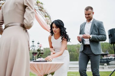Ce düğün konuşma ustası ile genç moda güzel Çift