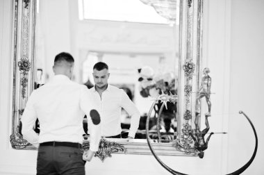 Beyaz elbise kapalı Kraliyet palac aynaya karşı moda adam