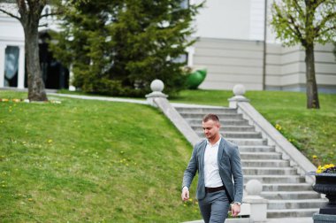 Töreni evlilik yıldönümü üzerinde gri takım elbise moda adama.