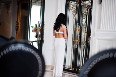 Beyaz elbise kapalı Kraliyet Sarayı'nda moda esmer kız.