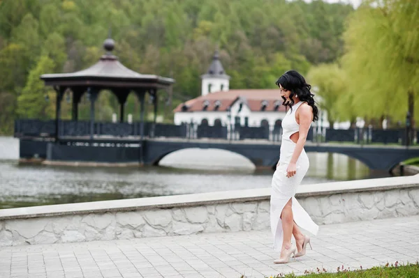 Jeune femme brune élégante à robe blanche sur le mariage de cérémonie — Photo