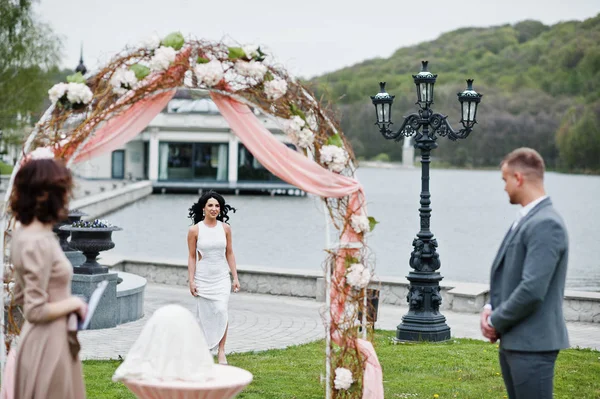 Joven pareja encantadora de moda con el maestro del discurso de boda ce —  Fotos de Stock