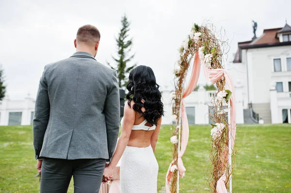 Achterkant van jonge trendy mooie paar met toespraak meester van wij — Stockfoto