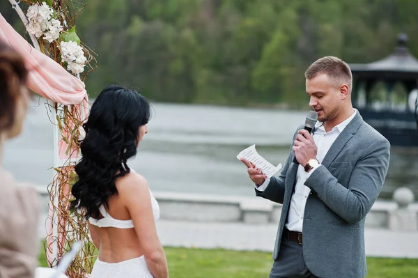 인테리어에 대 한 젊은 유행 사랑 스러운 부부 결혼식에 아치는 — 스톡 사진