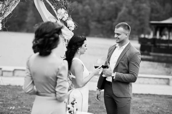 Casal encantador na moda jovem com mestre de discurso de ce de casamento — Fotografia de Stock