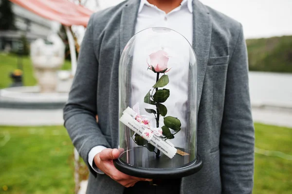 Rosa que florece 5 años bajo una cúpula de vidrio en la ceremonia de boda — Foto de Stock