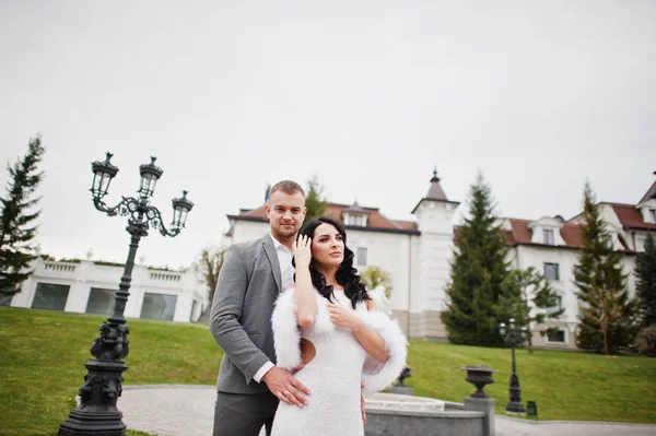 Joven pareja encantadora de moda en el aniversario de boda y marri — Foto de Stock