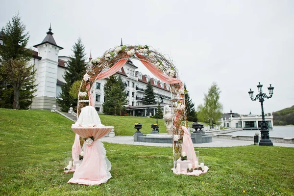 Arc avec fleurs de décoration et petite table pour l'enregistrement de mariage — Photo