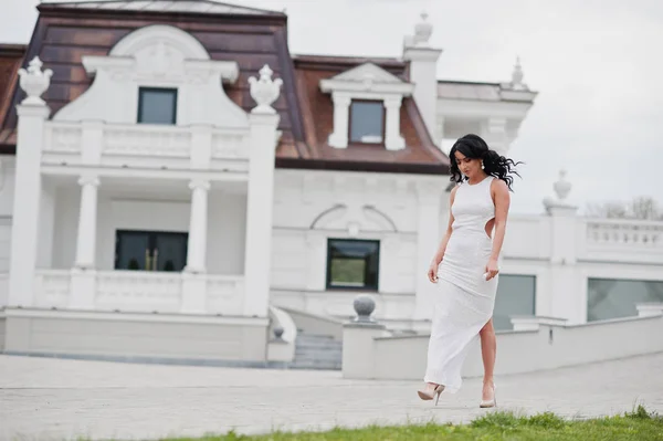 Молодая брюнетка элегантная женщина в белом платье на церемонии свадьбы — стоковое фото