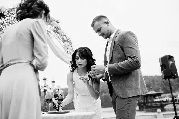 Joven pareja encantadora de moda con el maestro del discurso de boda ce — Foto de Stock