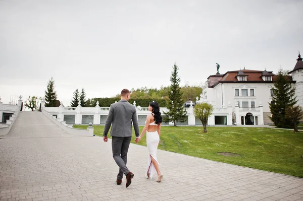 Joven pareja encantadora de moda en el aniversario de boda y marri — Foto de Stock