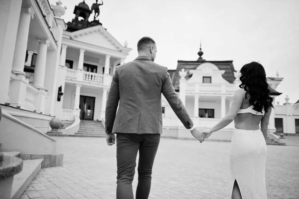 Joven pareja encantadora de moda en el aniversario de boda y marri —  Fotos de Stock