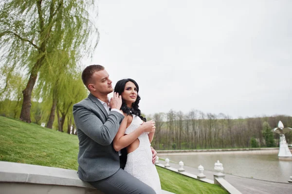 Joven pareja encantadora de moda en el aniversario de boda y marri — Foto de Stock