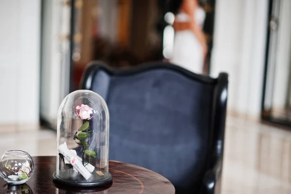 Ros som blommar 5 år under en glaskupol vid bord. — Stockfoto