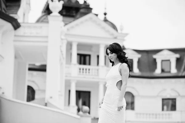 Joven morena elegante mujer en vestido blanco en la ceremonia de boda —  Fotos de Stock