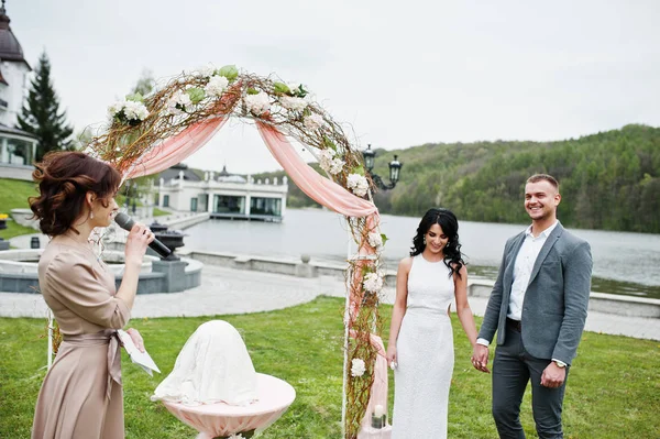 Joven pareja encantadora de moda con el maestro del discurso de boda ce —  Fotos de Stock