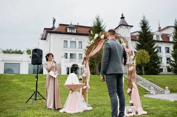 Joven pareja encantadora de moda con el maestro del discurso de boda ce —  Fotos de Stock