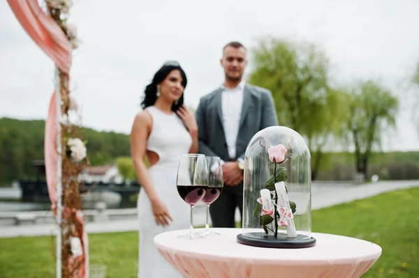 Joven pareja encantadora de moda con el maestro del discurso de boda ce — Foto de Stock