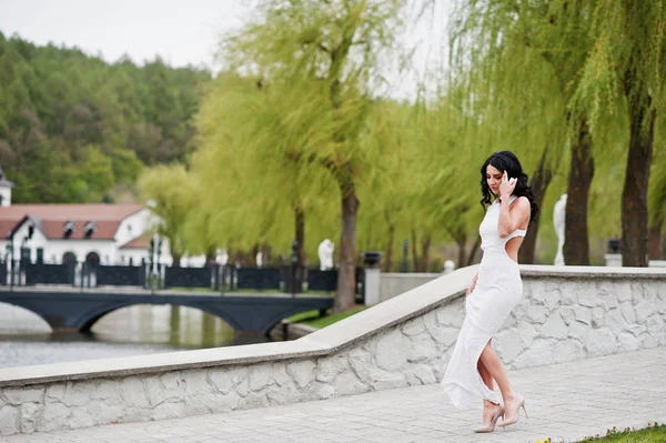 Joven morena elegante mujer en vestido blanco en la ceremonia de boda —  Fotos de Stock