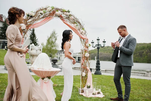Jonge modieuze mooie paar met toespraak meester van de bruiloft van ce — Stockfoto