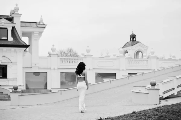 Jovem morena elegante mulher no vestido branco no casamento cerimônia — Fotografia de Stock